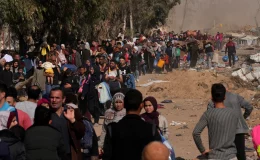 People flee to the southern Gaza Strip along Salah al-Din Street, November 18, 2023. © 2023 Adel Hana/AP Photo