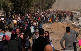 People flee to the southern Gaza Strip along Salah al-Din Street, November 18, 2023. © 2023 Adel Hana/AP Photo