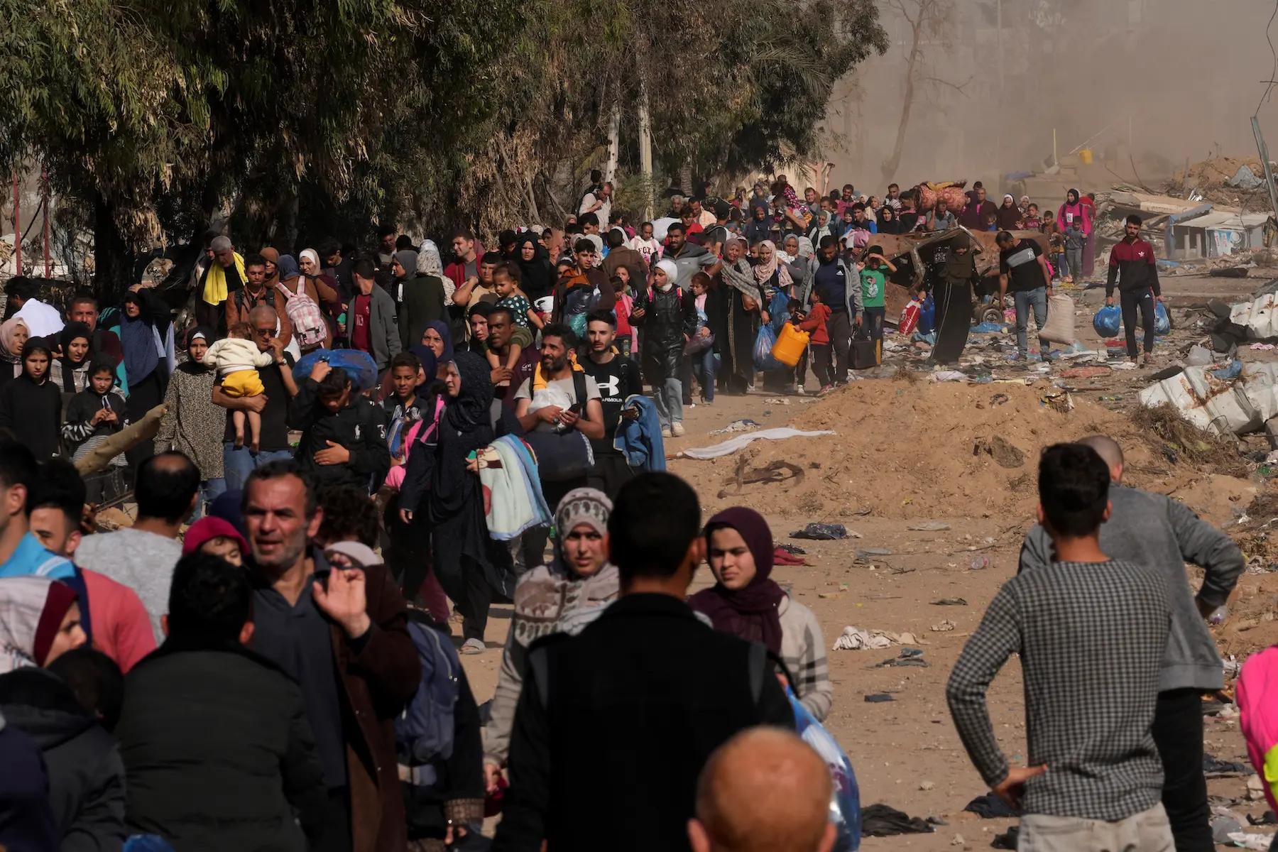 People flee to the southern Gaza Strip along Salah al-Din Street, November 18, 2023. © 2023 Adel Hana/AP Photo
